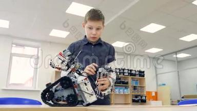 在机器人技术学校教室里测试机器人。 工程师教育理念。